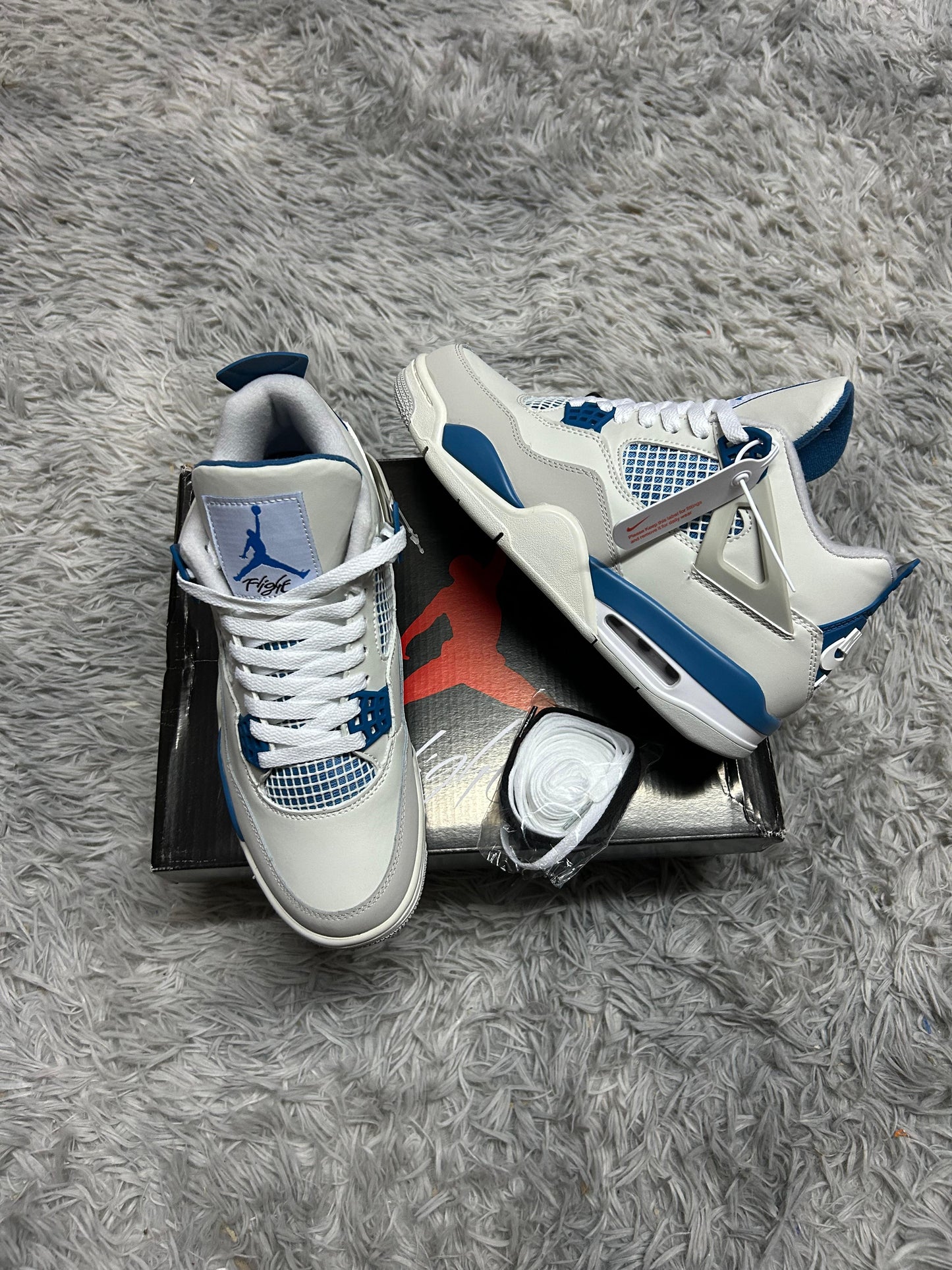 JORDAN 4 blancas detalles azules y grises