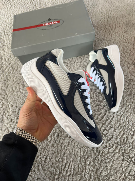 Prada cups azul marino y blanco logo rojo y blanco