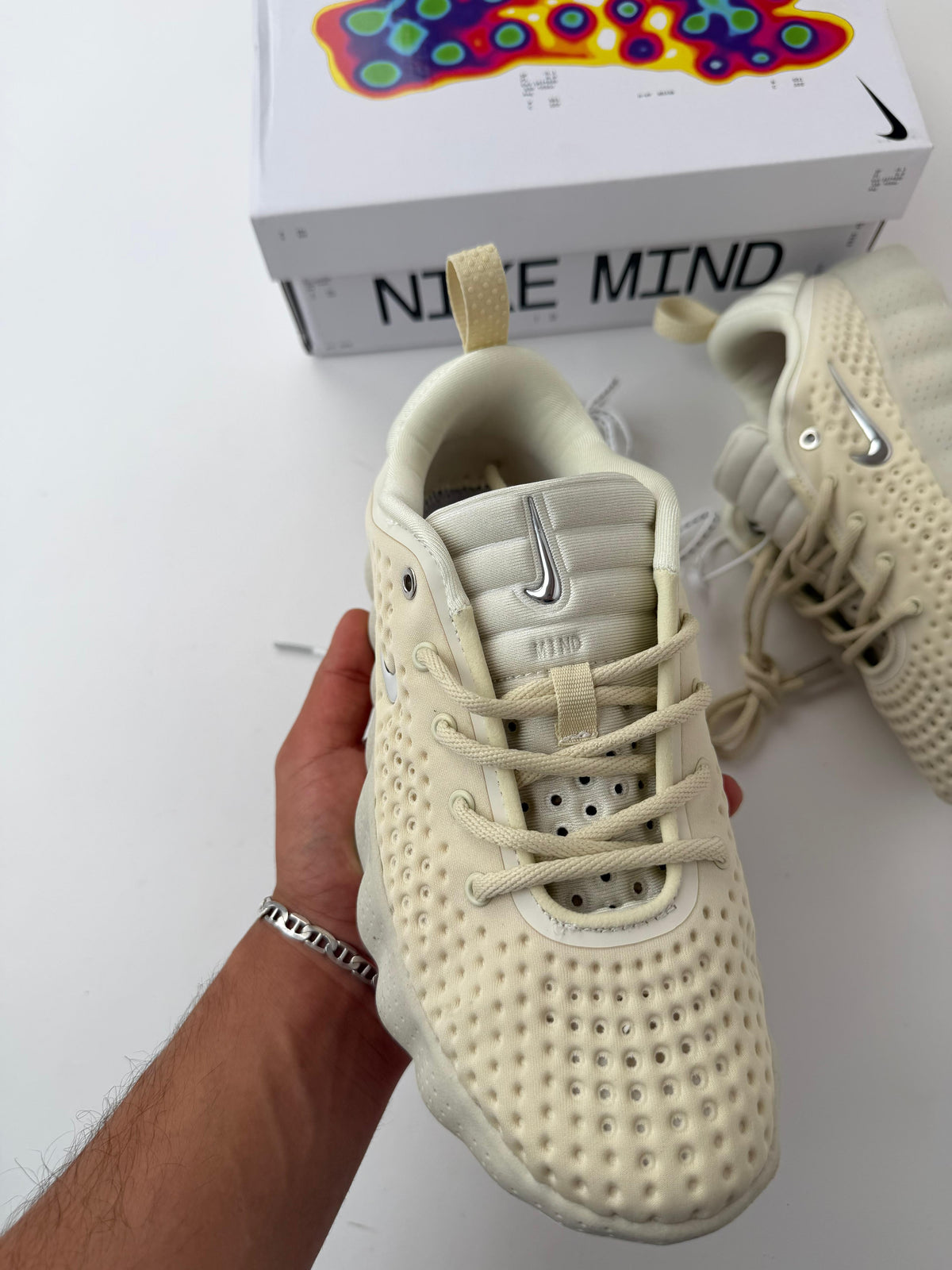 Zapatillas Nike mind crema detalles naranjas logo plateado