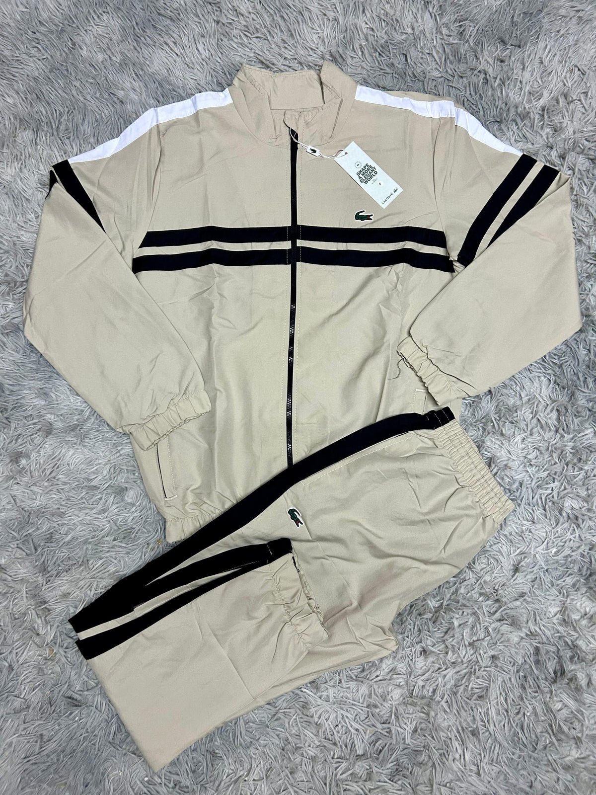 Chandal lacoste beige logo verde detalles negros y blancas