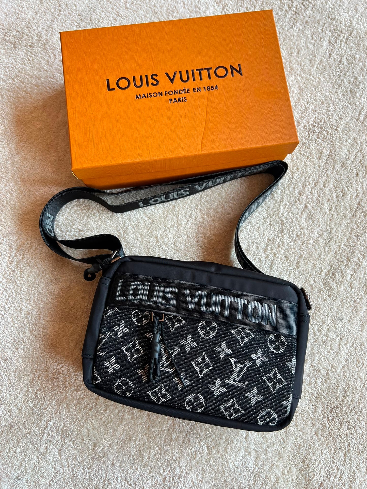 Bandolera Hombre LV negra logo blanco
