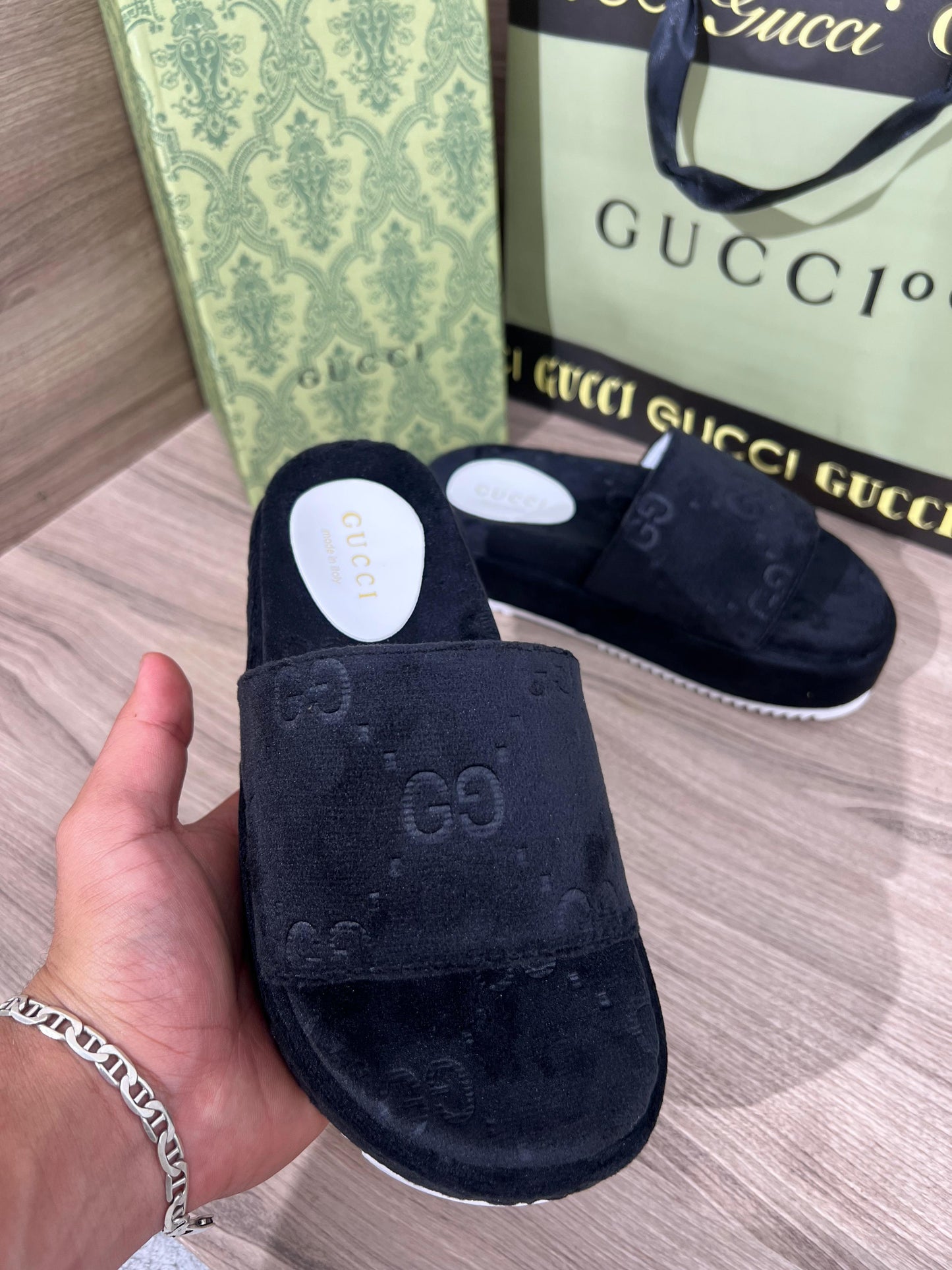 Chancla Gucci mujer terciopelo negras detalles blancos
