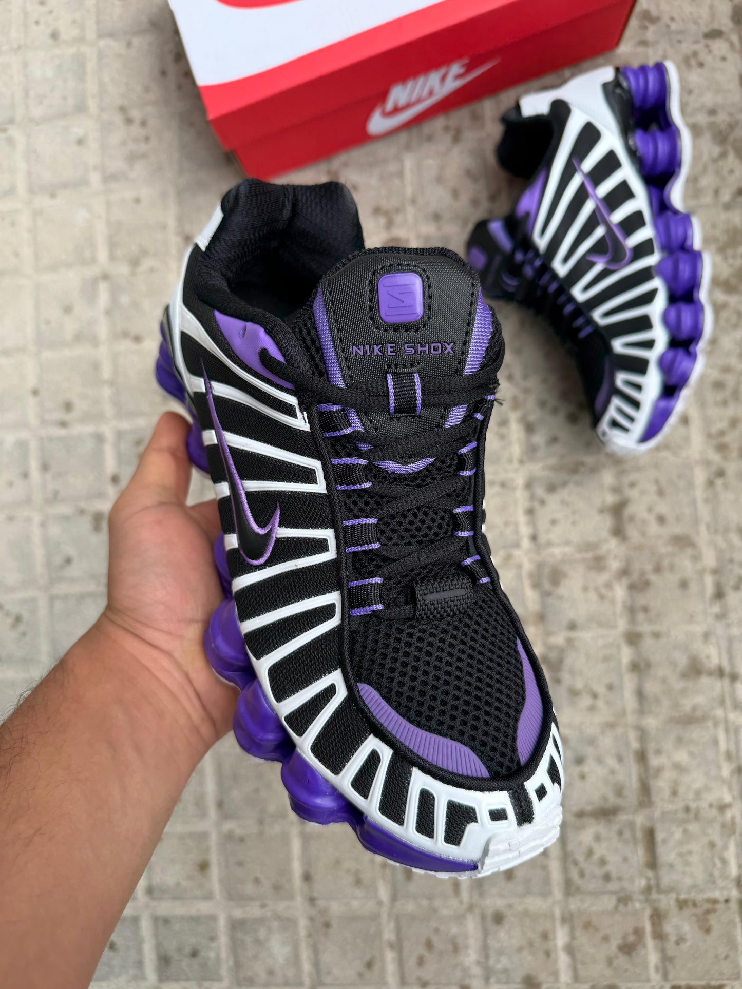 Shox negras y blancas logo negro contorno morado