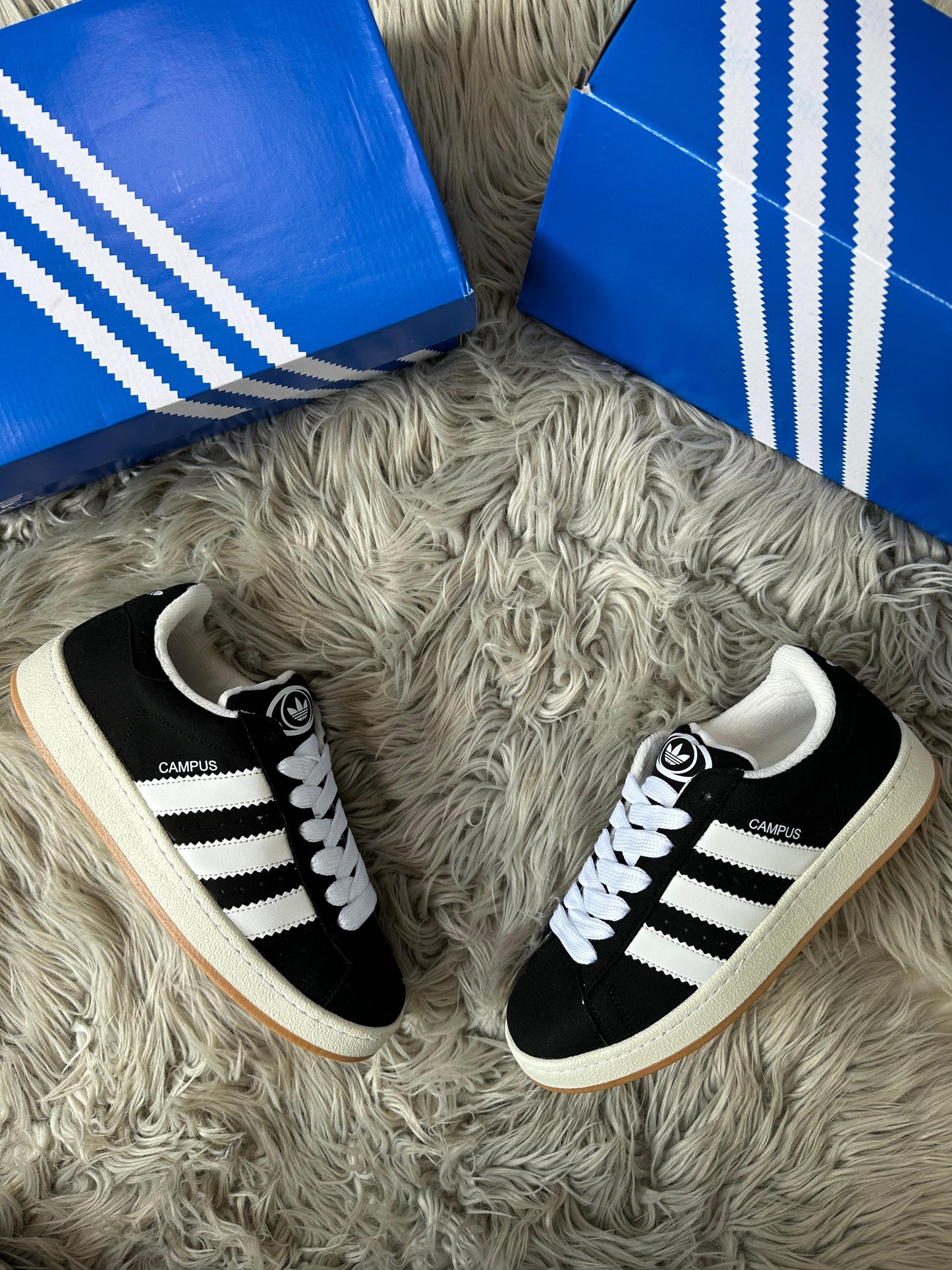 Adidas campus negro logo blanco