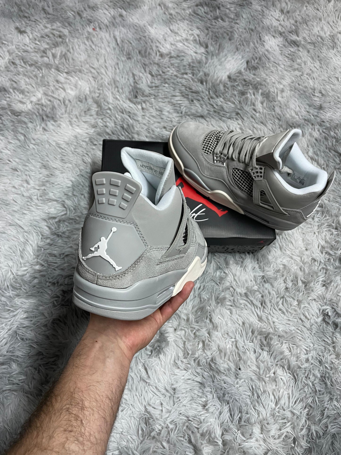 JORDAN 4 GRIS detalles blancos y plateados