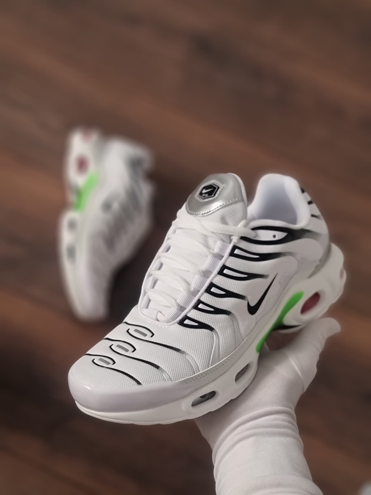 Tn blanca negra verde