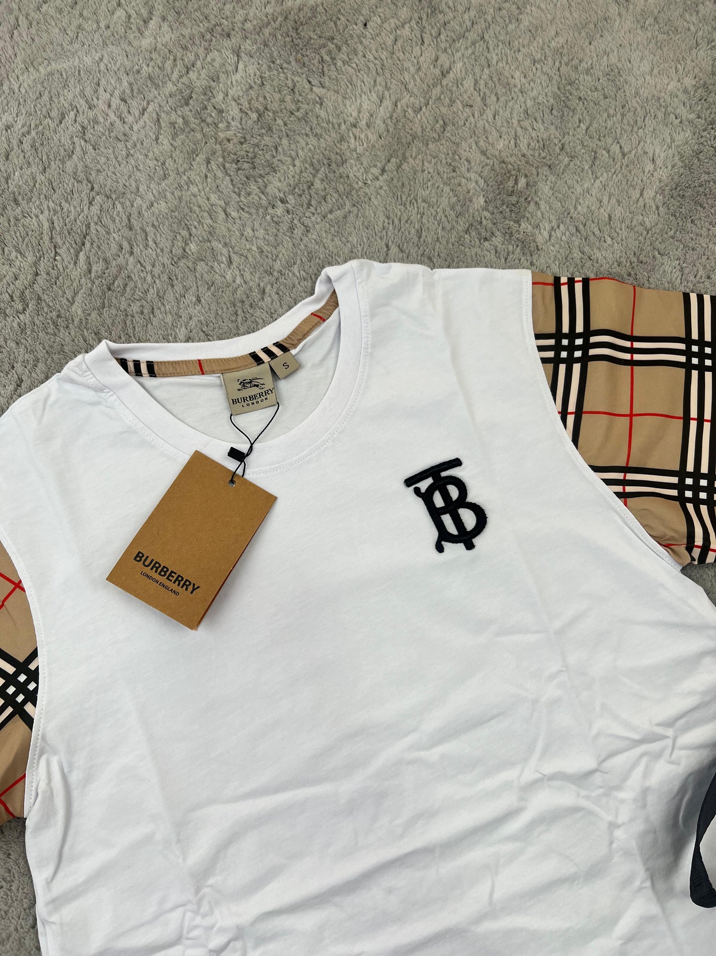 Conjunto Burberry blanco logo negro detalles marrones