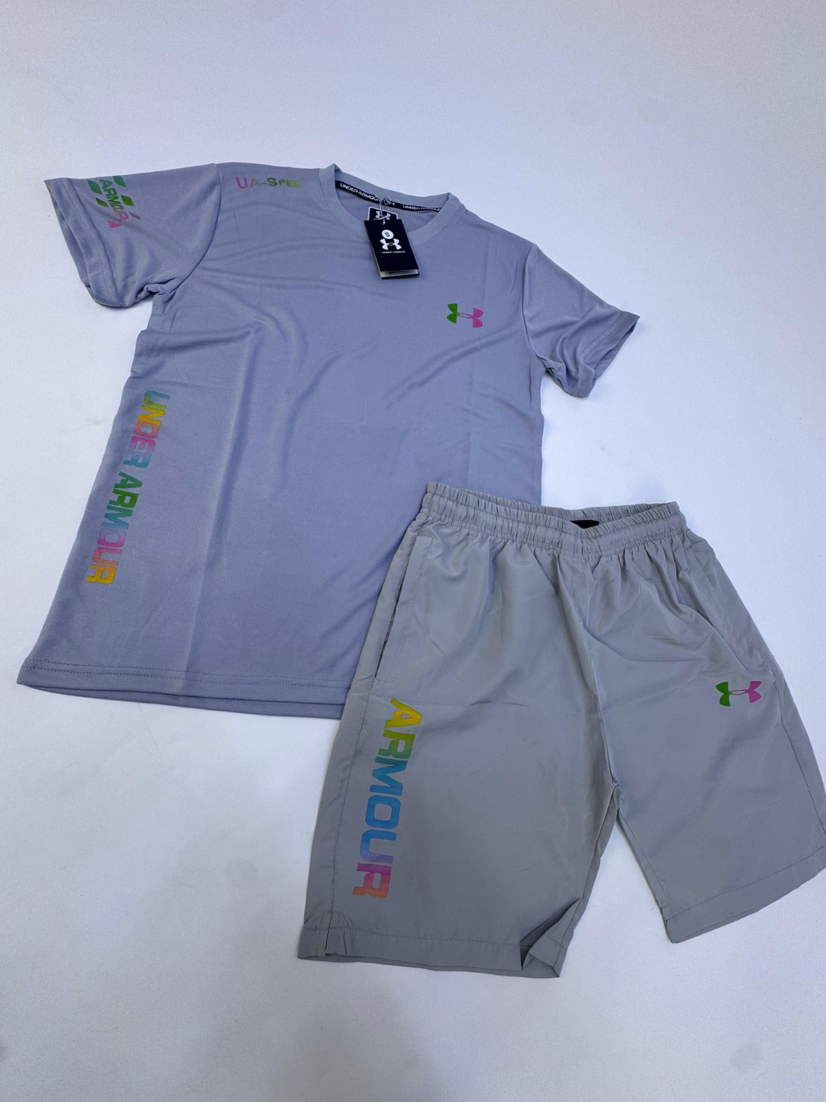 Conjunto corto Under Armour gris logo tricolor