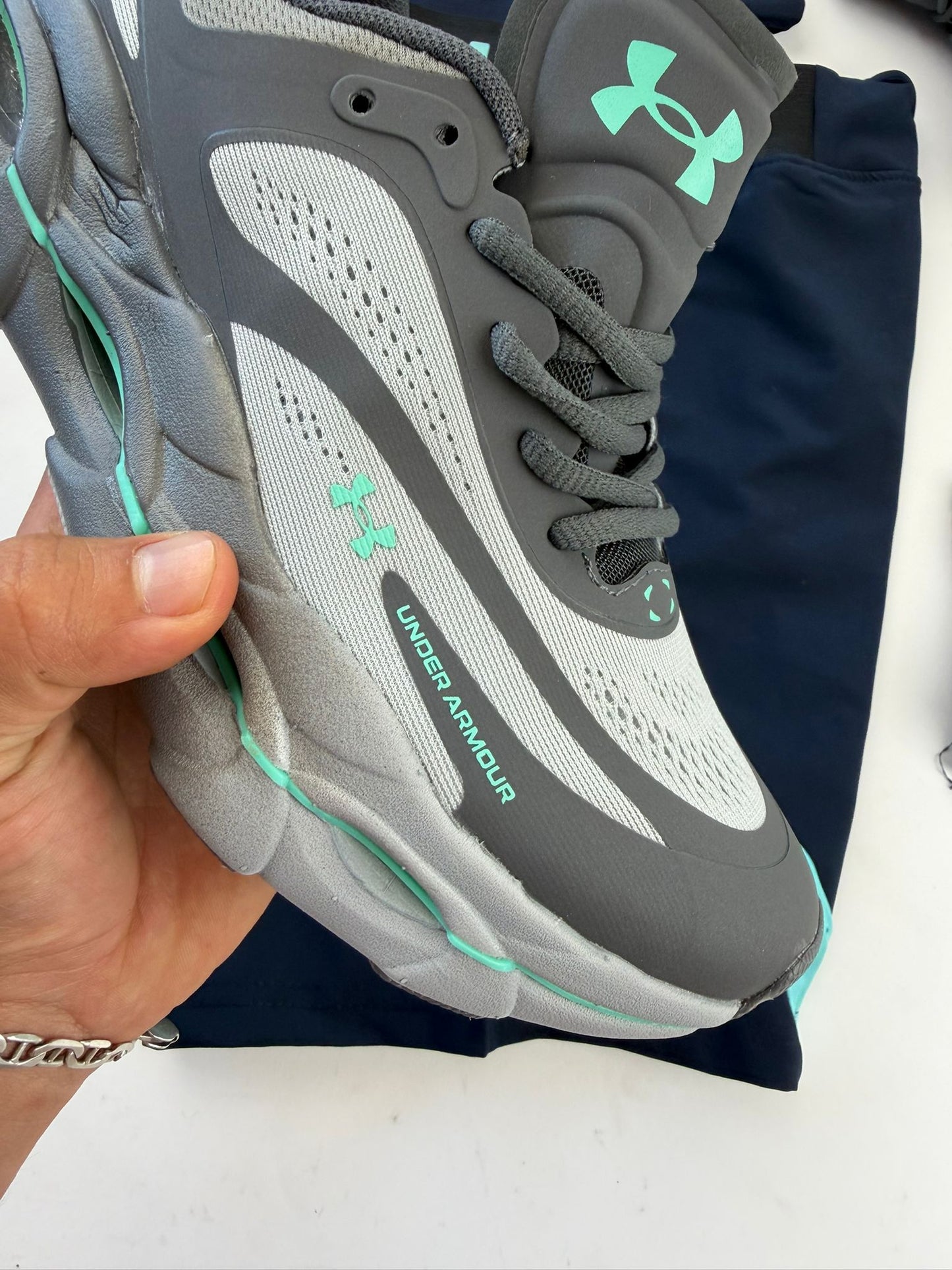 UNDER ARMOUR UA HOVER REACTOR grises logo azul claro