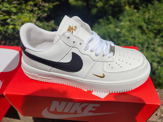 AIR FORCE 1 blancas logo negro detalles dorados