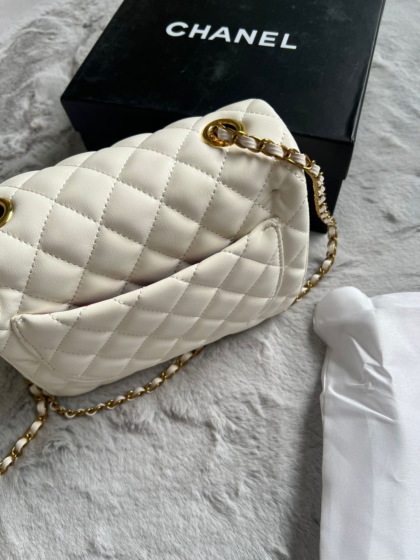 Bolso chanel blanco logo dorado