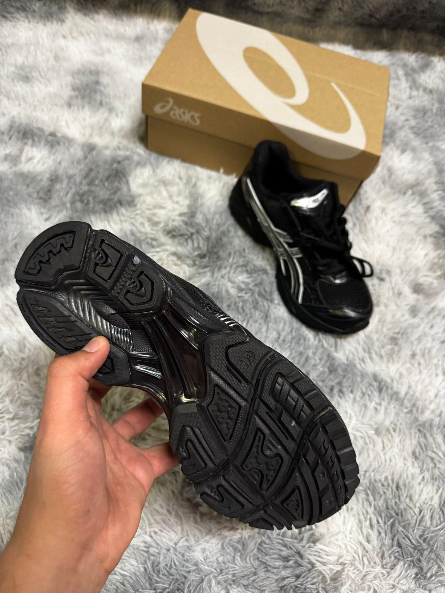 Asics negras logo plateado y negro