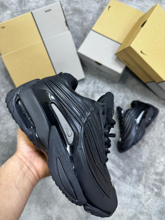 Nocta negra logo plateado detalles blancos