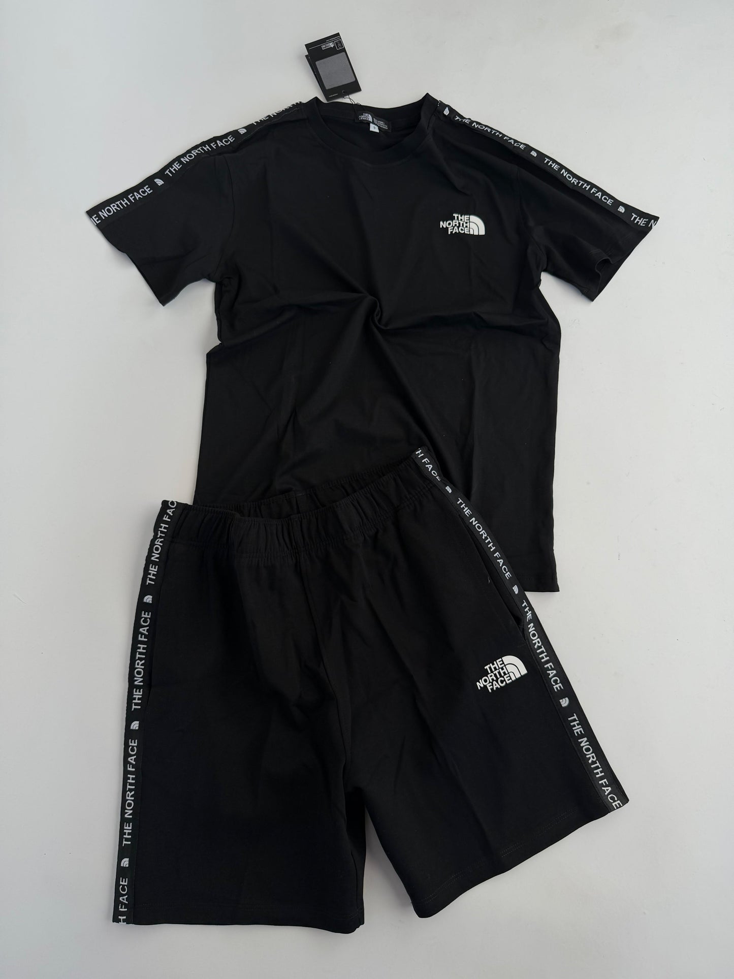 Conjunto corto north face negro logo blanco tiras
