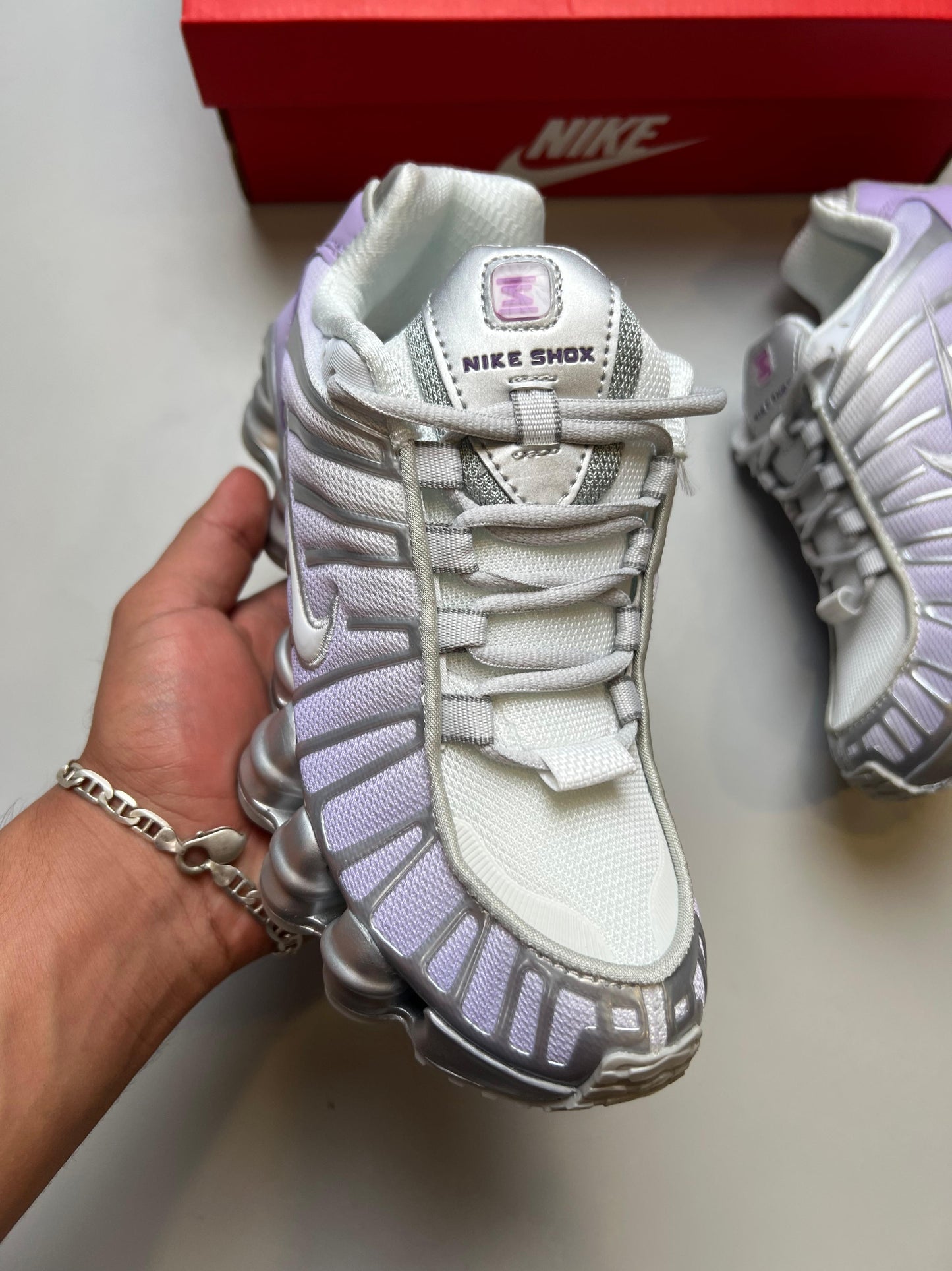 Shox plateadas y moradas logo blanco contorno plateado