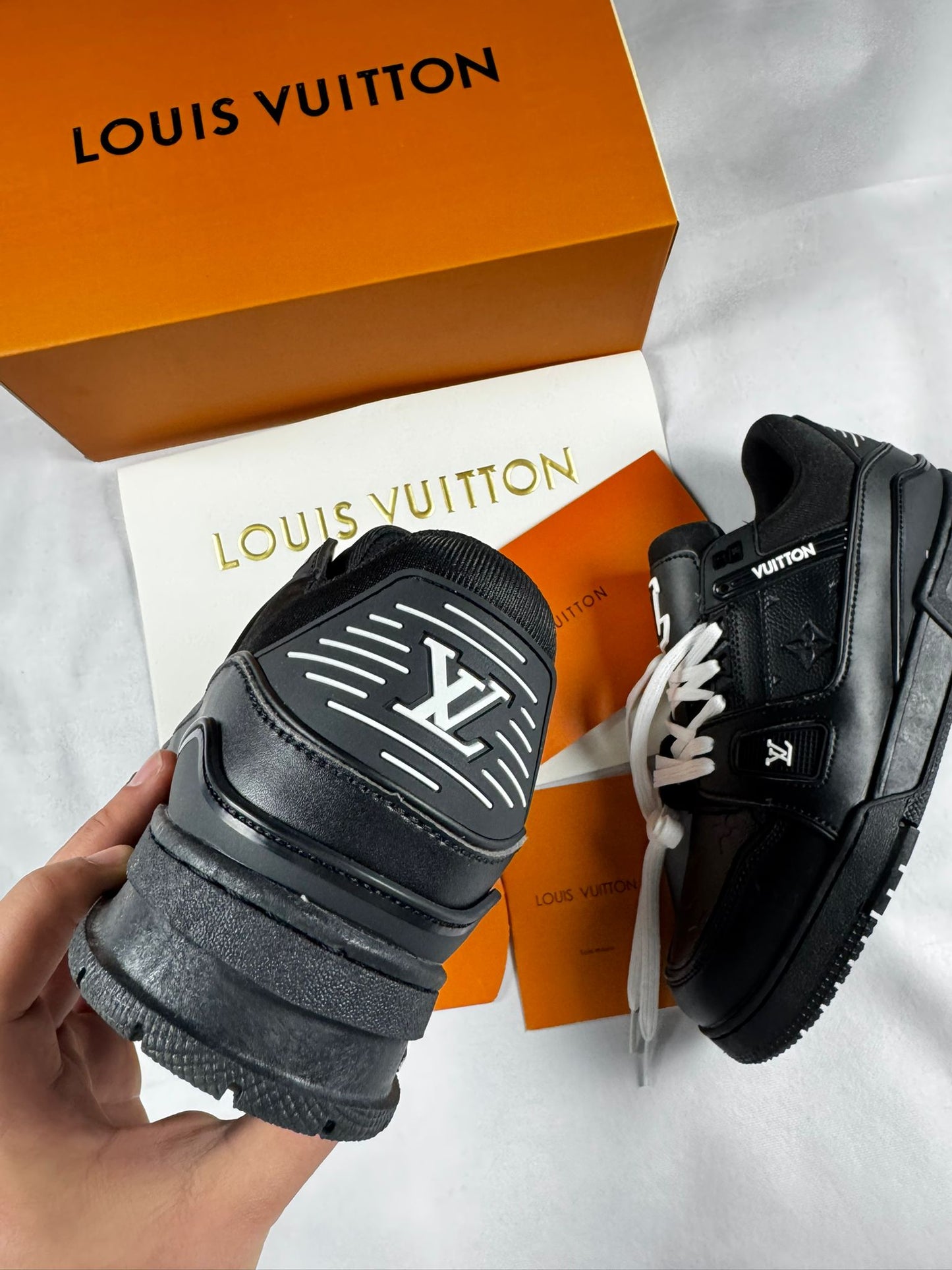 LV trainer negras logo blanco y negro