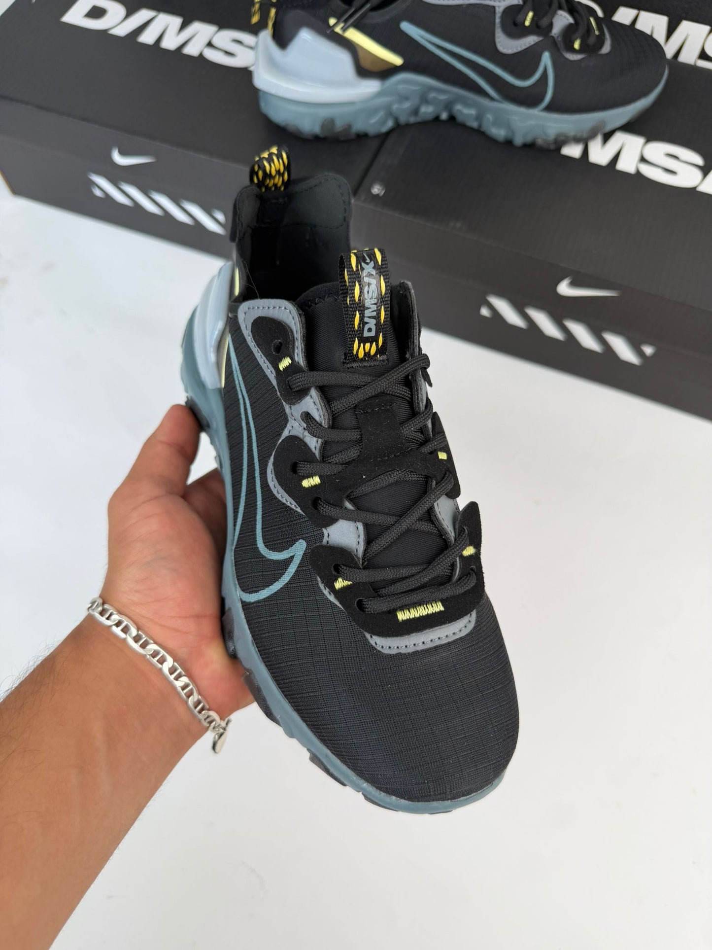 Nike react vision negras logo azul detalles dorados