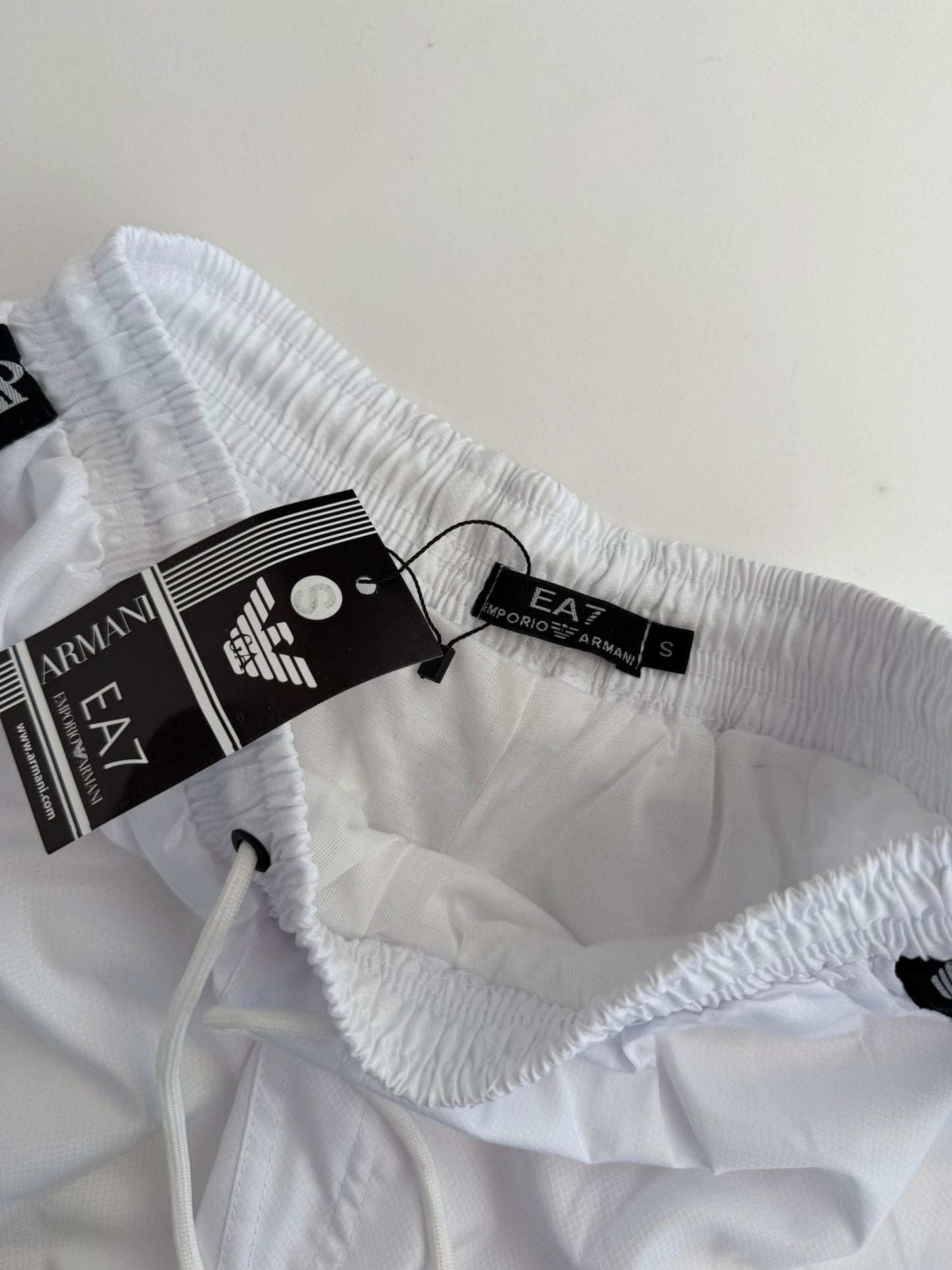 Pantalon Corto Armani blanco logo negro