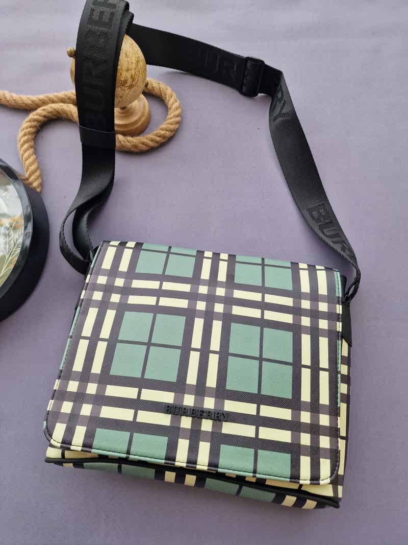 BANDOLERA BURBERRY VERDE Y AMARILLA DETALLES NEGROS