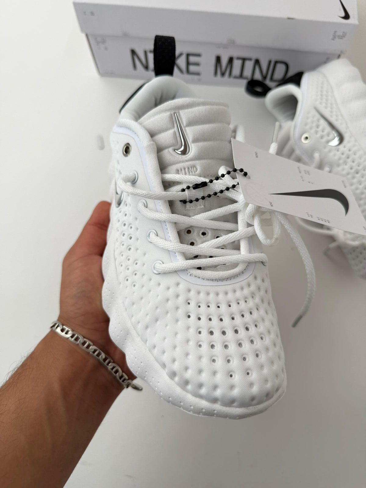 Zapatillas Nike mind blancas detalles negros logo plateado
