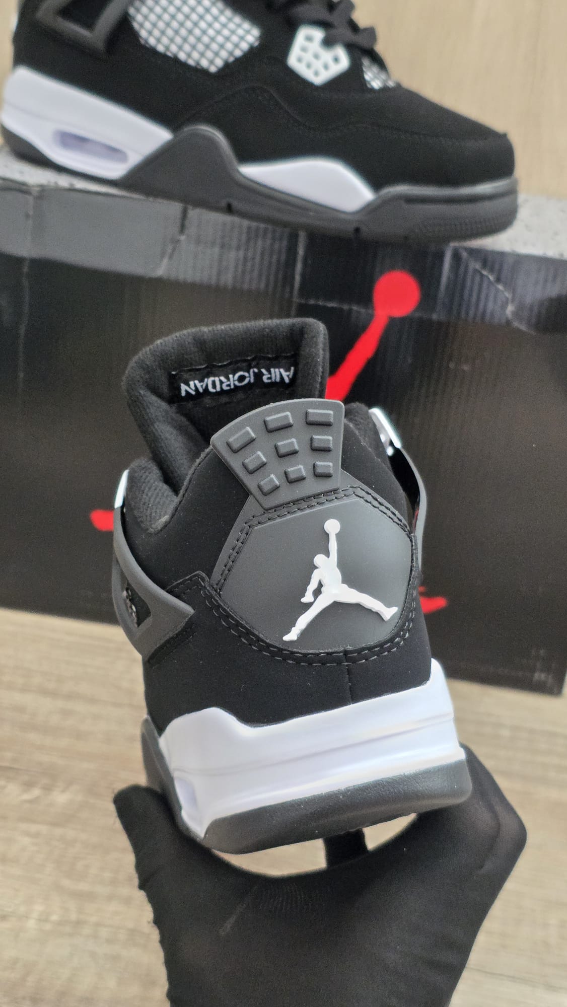 Jordan 4 negra suela blanca