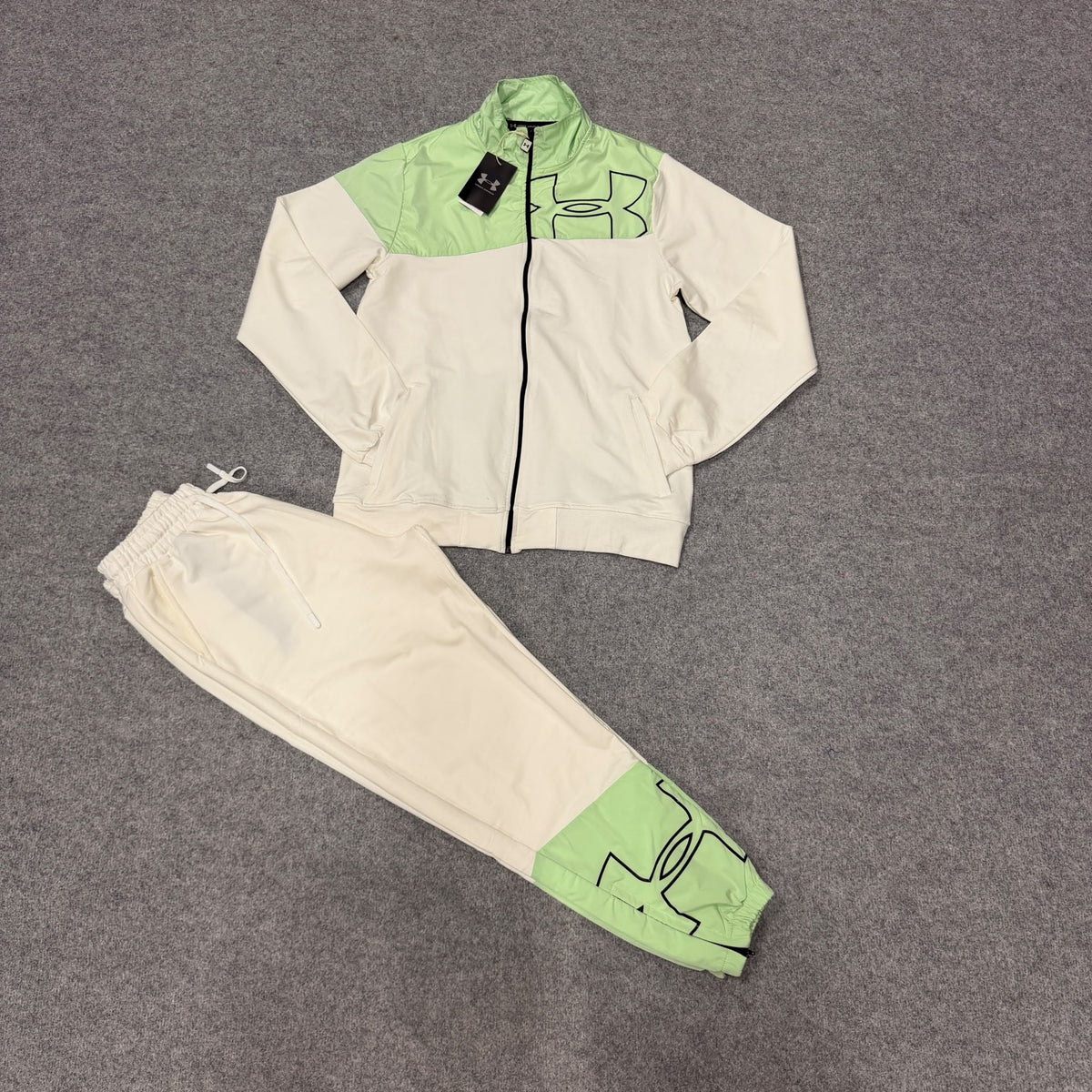 Chandal under armour crema y verde logo negro