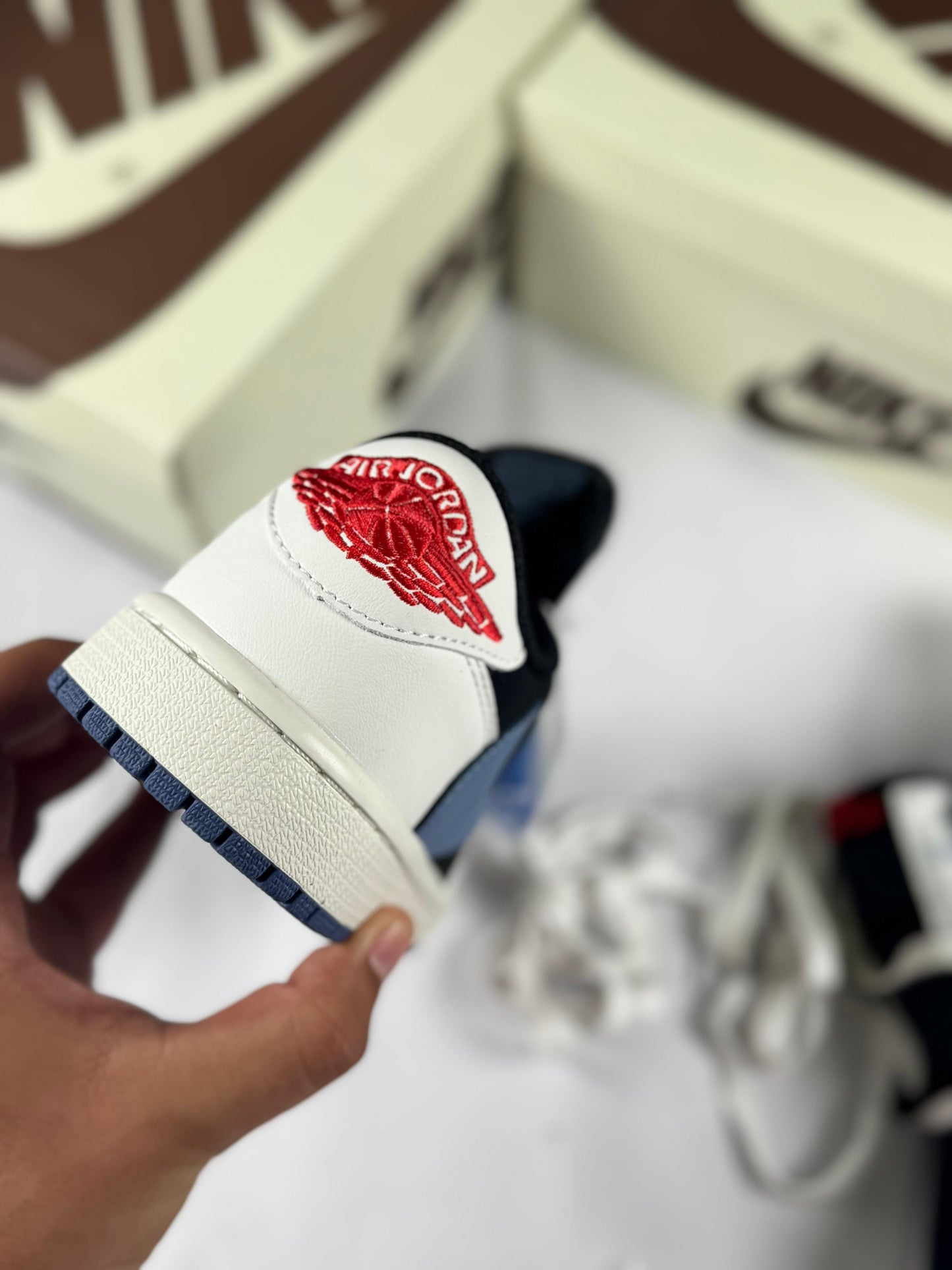 Air Jordan Low x Travis Scott blancas y negras logo azul