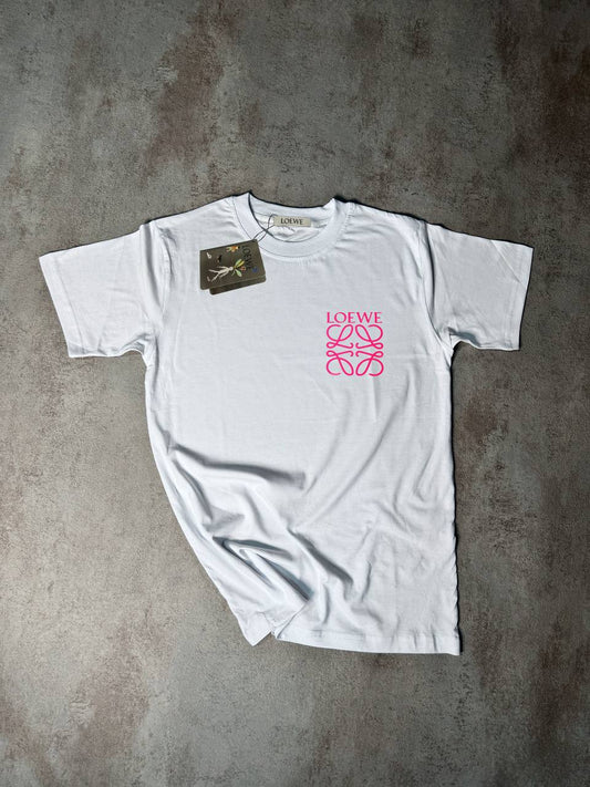 Camiseta Loewe blanca logo rosa lateral