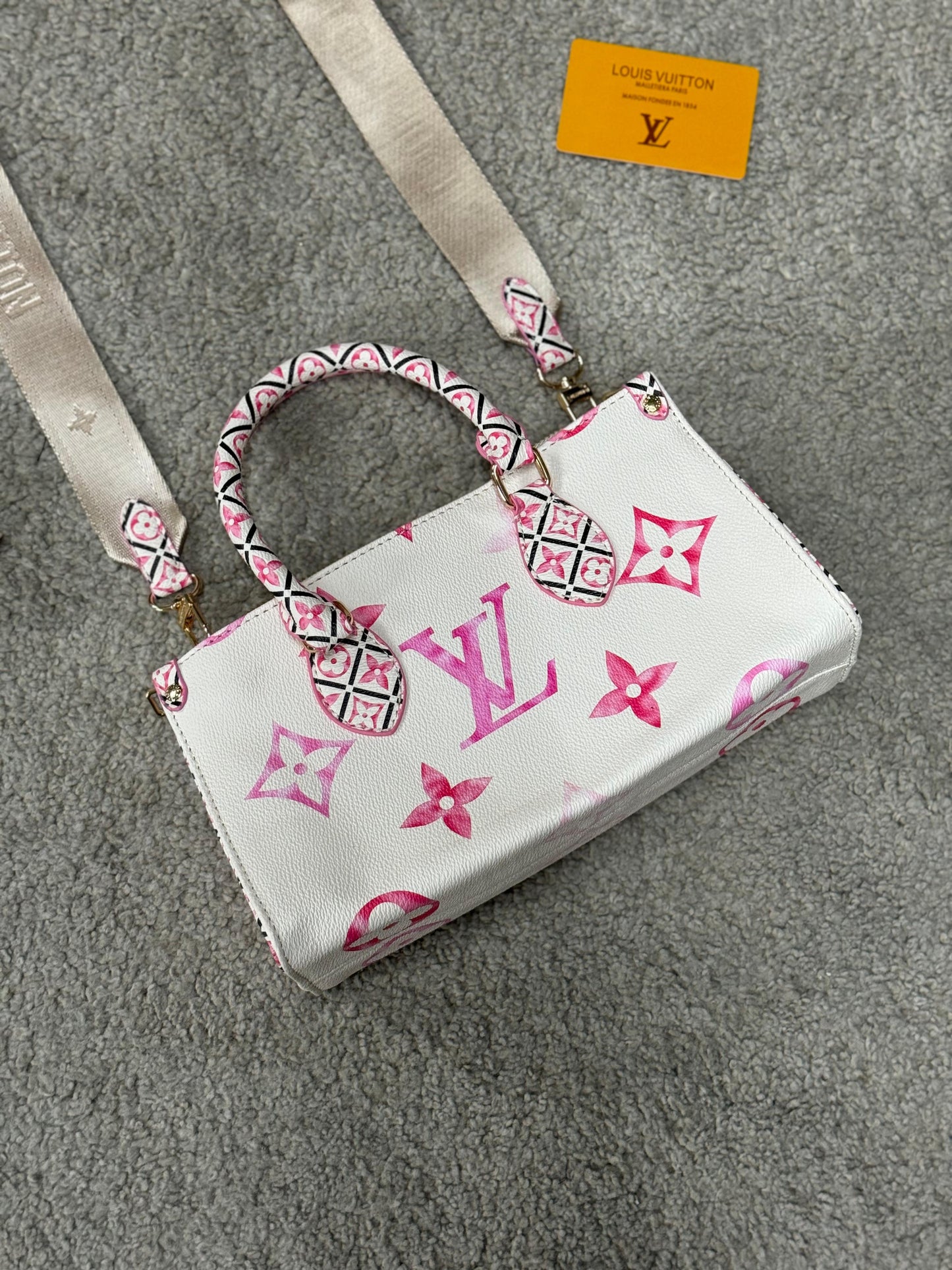 Bolso LV blanco logo rosa