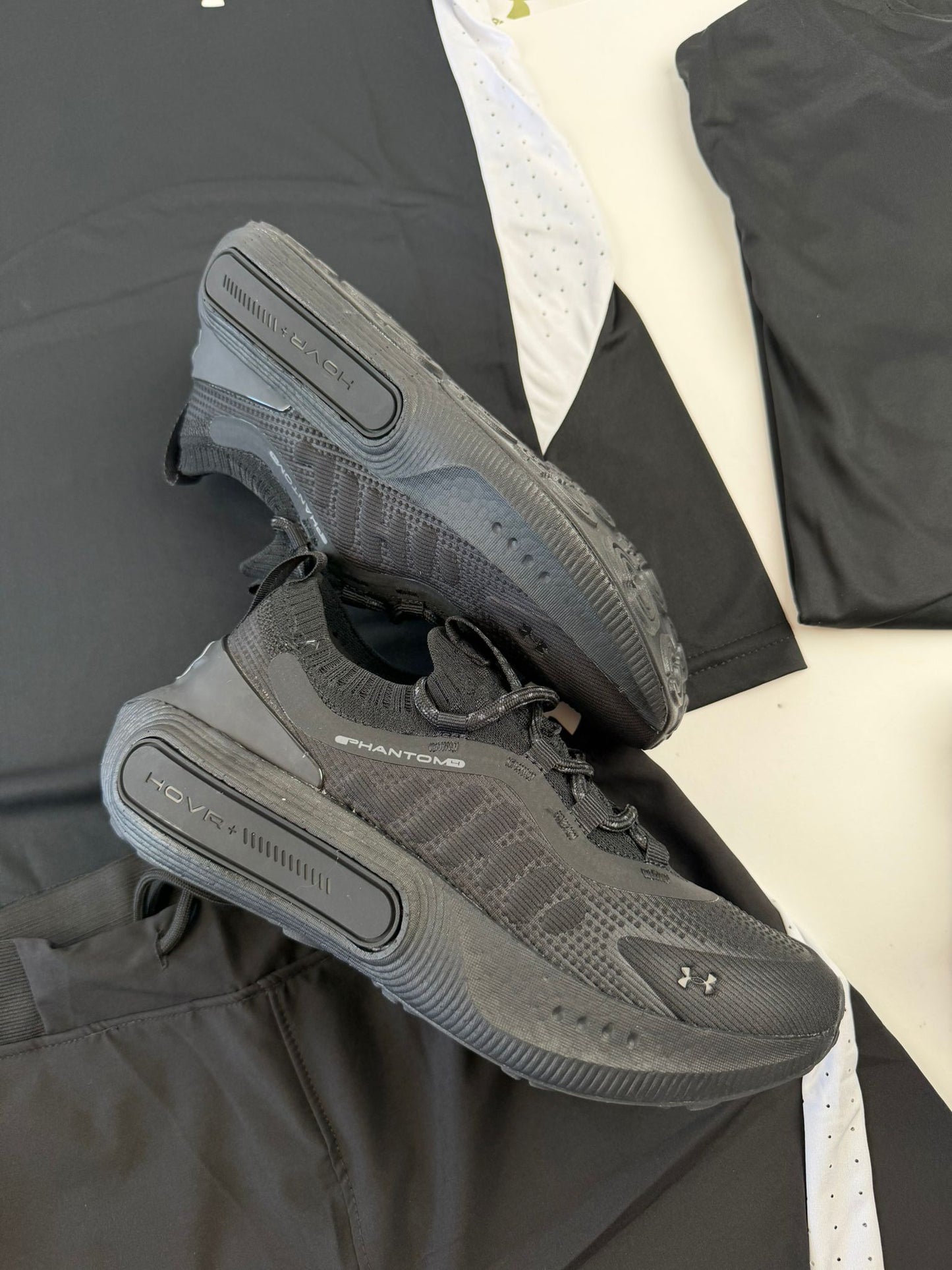 UNDER ARMOUR UA HOVER REACTOR negras logo blanco