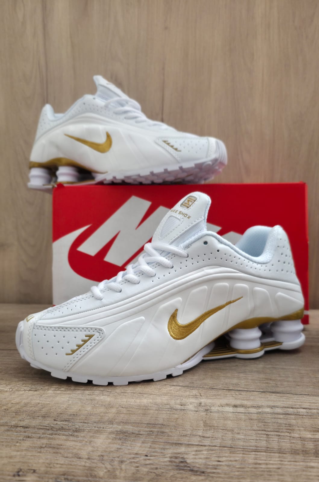 Shox r4 blanca logo oro