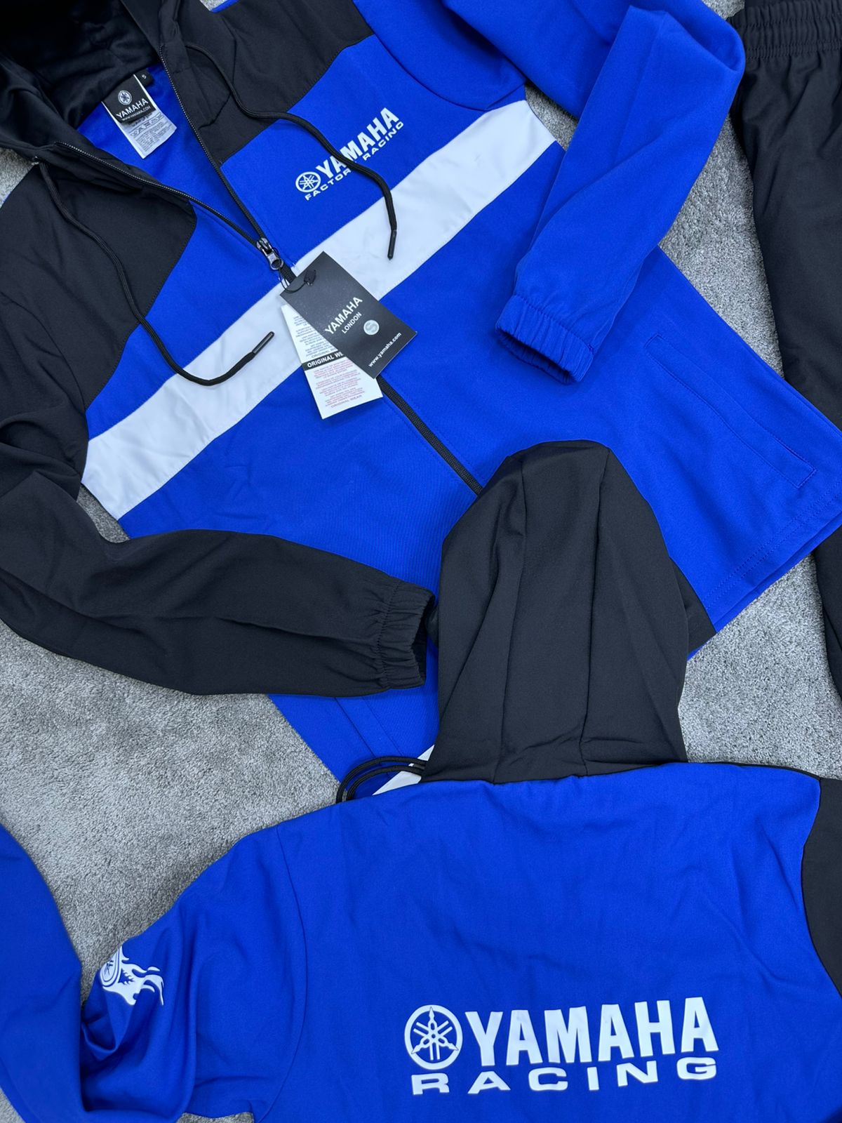 Chandal Yamaha azul y negro logo blanco