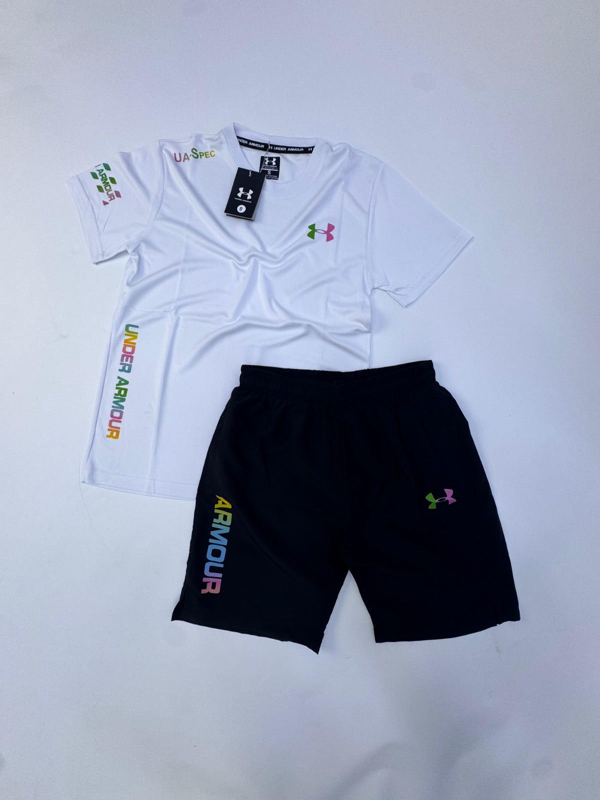 Conjunto corto Under Armour blanco logo tricolor