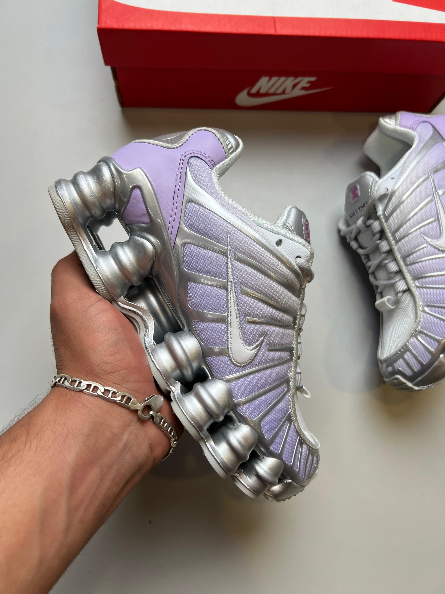 Shox plateadas y moradas logo blanco contorno plateado
