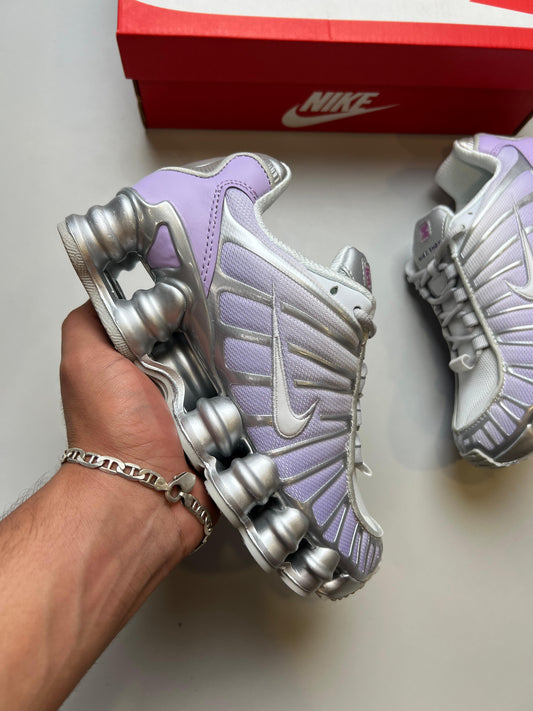 Shox plateadas y moradas logo blanco contorno plateado