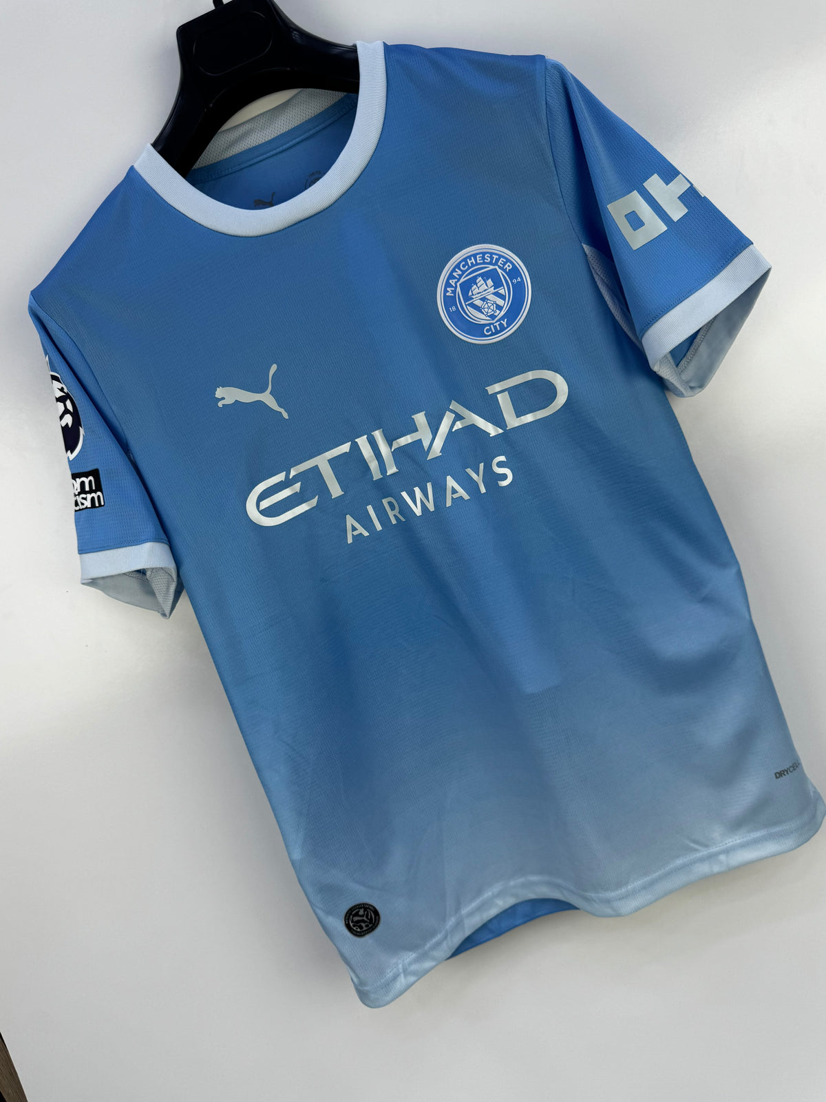 Equipacion Manchester City azul y blanca