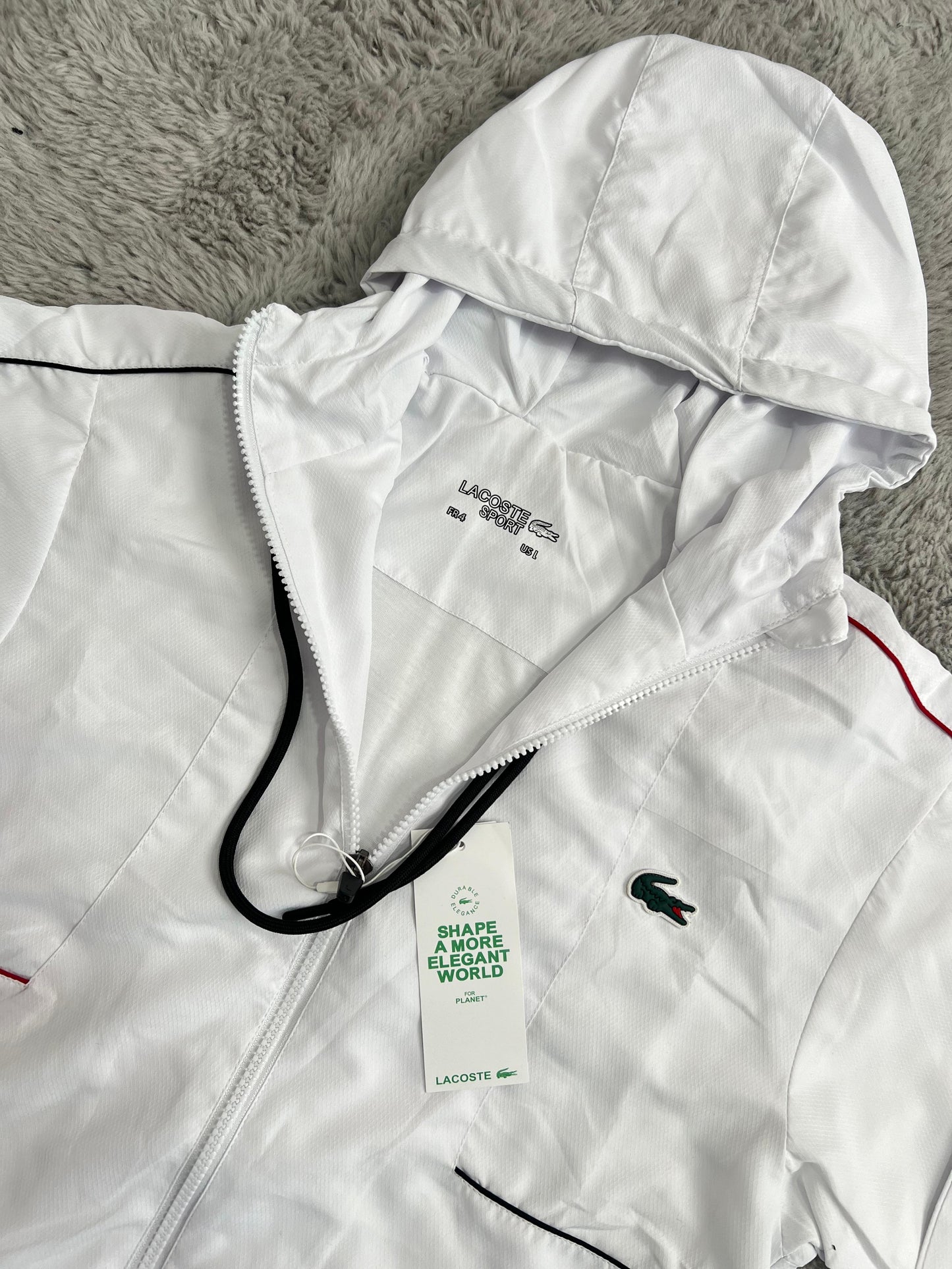 Chandal Lacoste blanco detalles negro y rojos logo grande en espalda