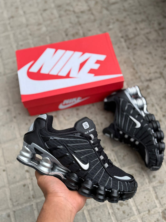 Shox negras logo plateado