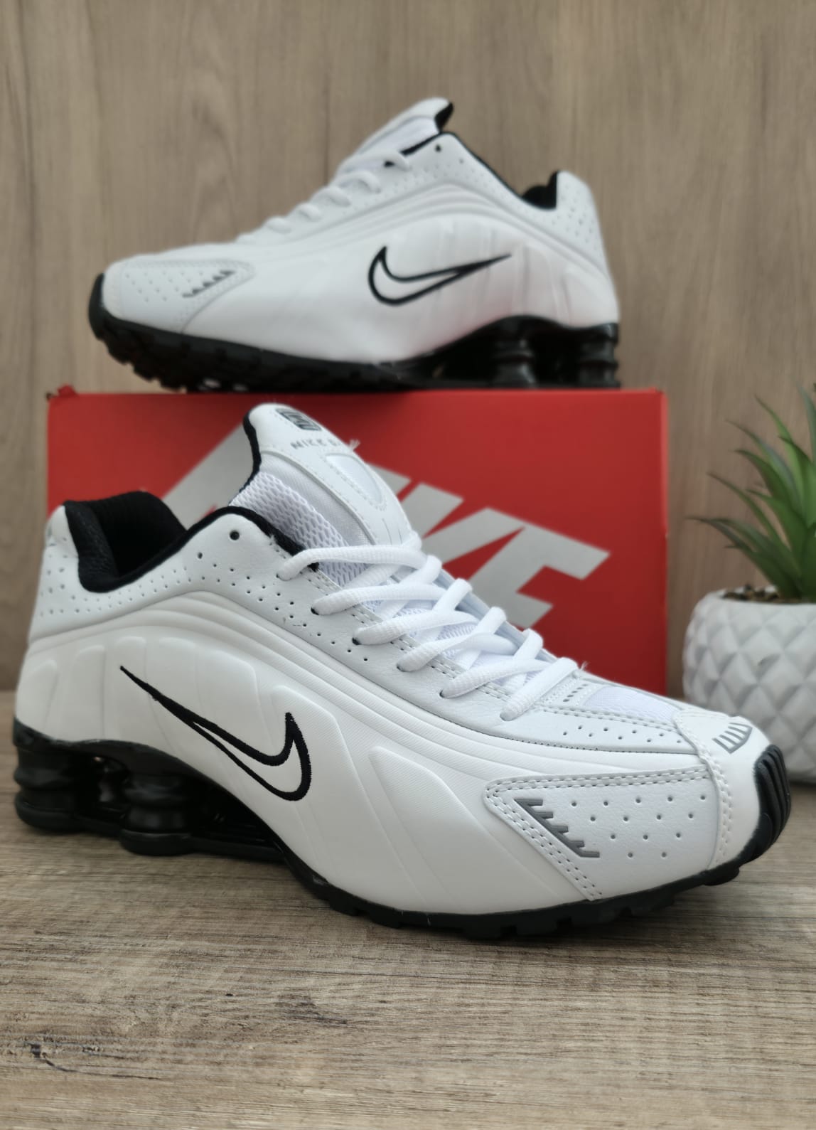 Shox r4 blanca logo negro