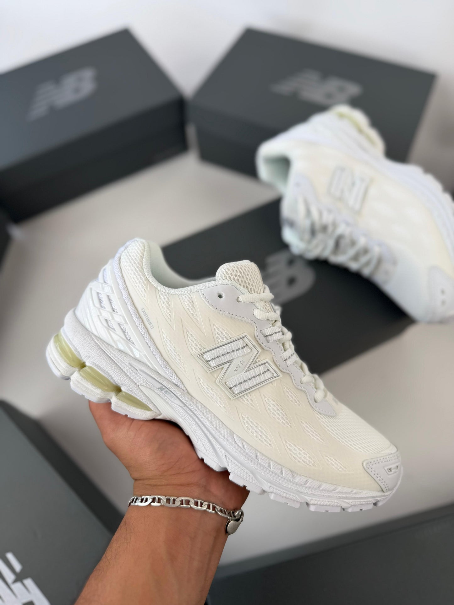 New Balance 1906R blancos y cremas