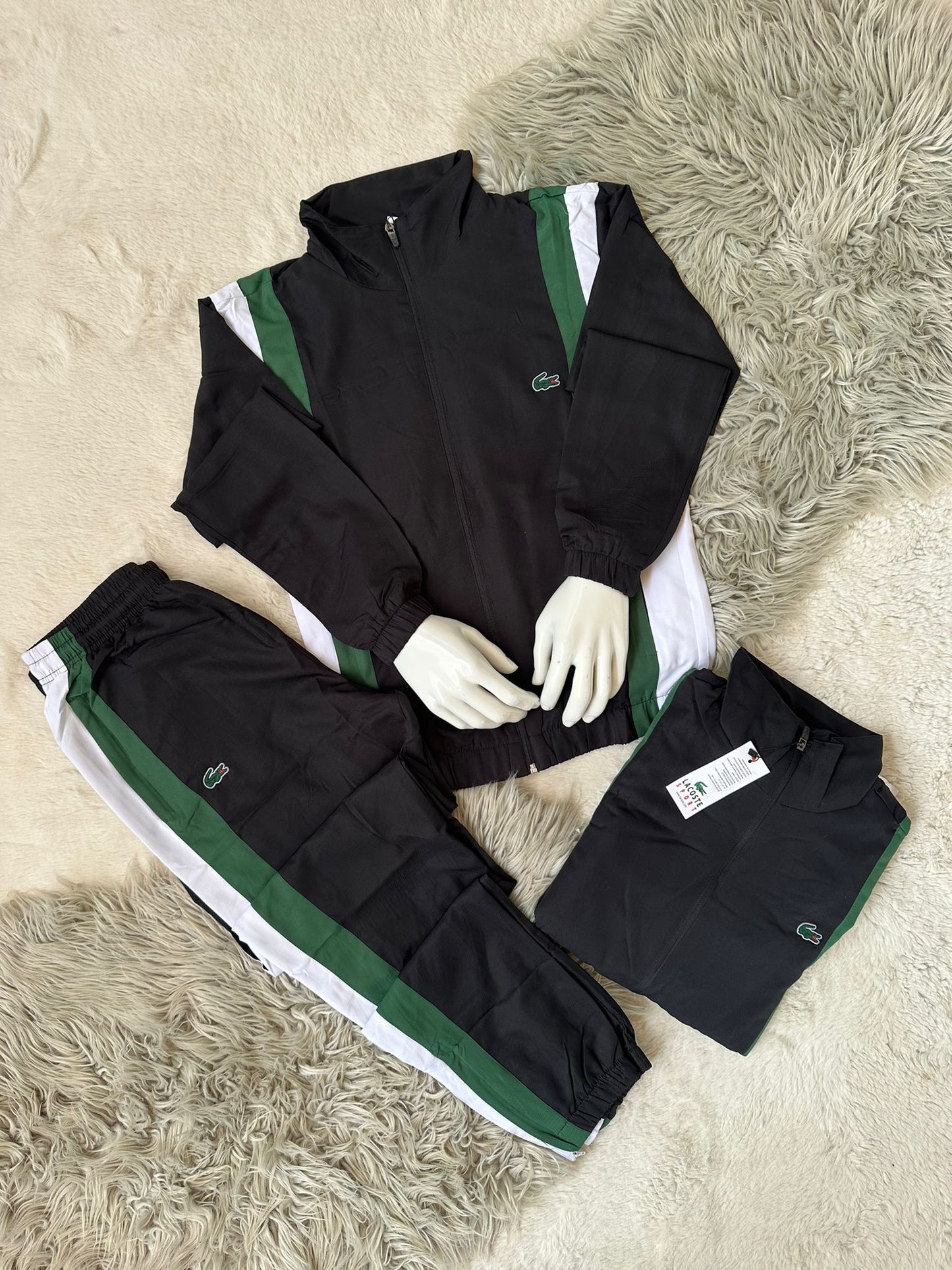 Chandal Lacoste negro y verde detalles blancos logo verde