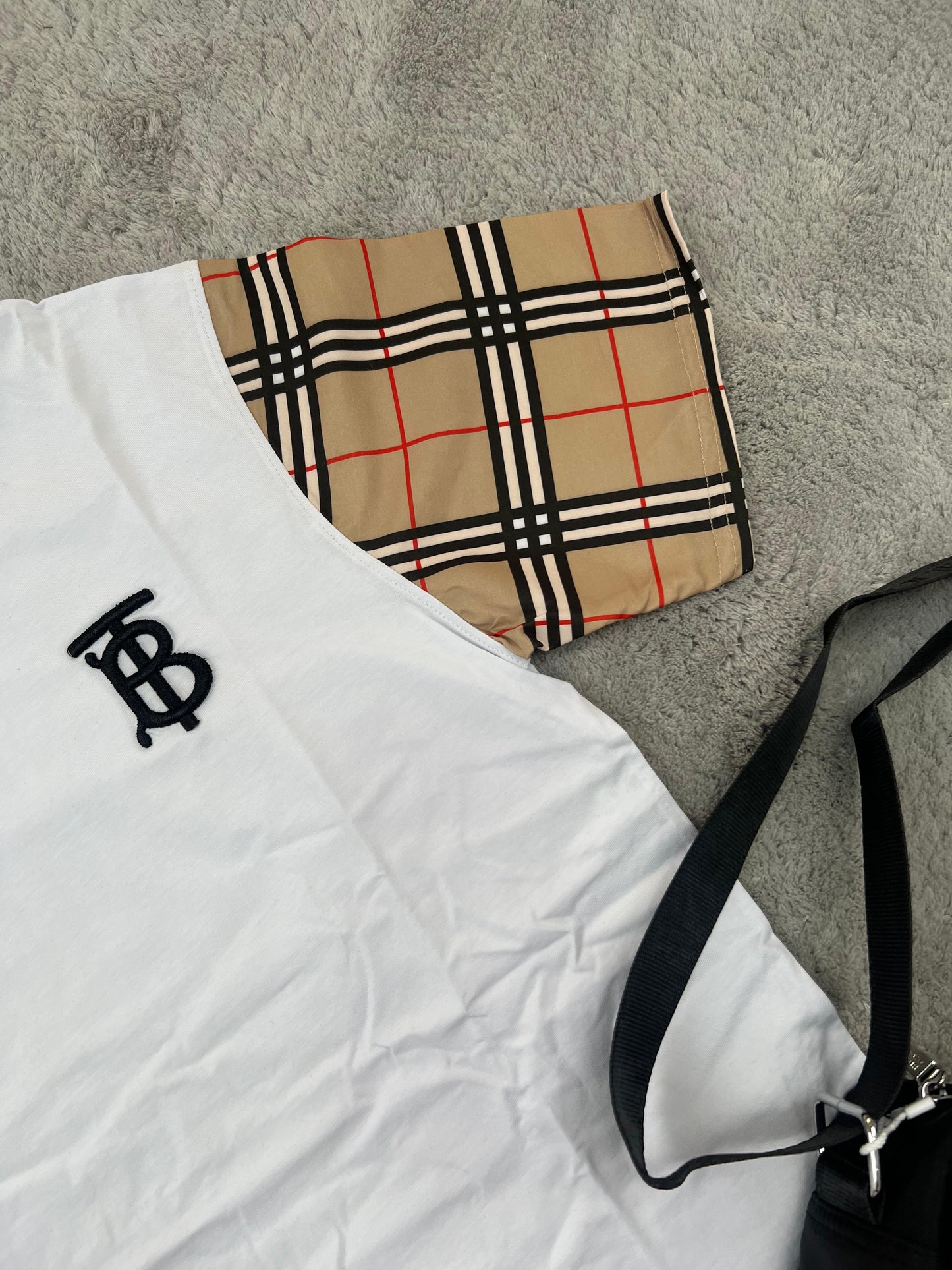Conjunto Burberry blanco logo negro detalles marrones
