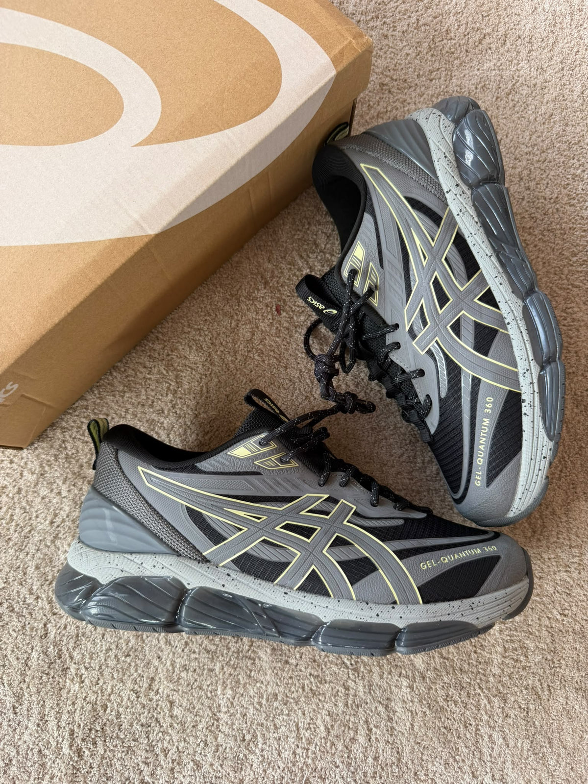 ASICS QUANTUM 360 grises contorno amarillo