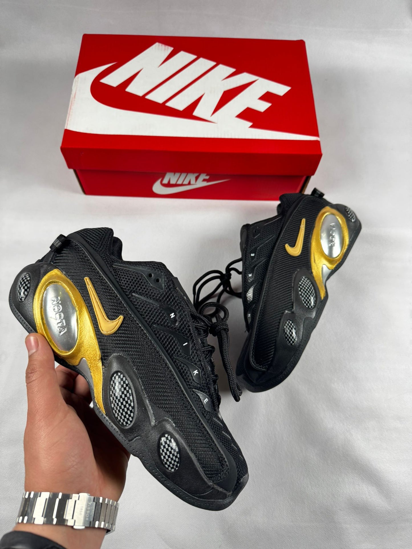 Nike nocta negro logo dorado detalles plateados