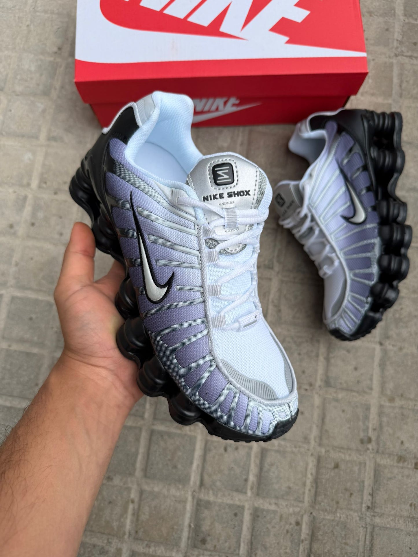 Shox tricolor logo blanco contorno negro