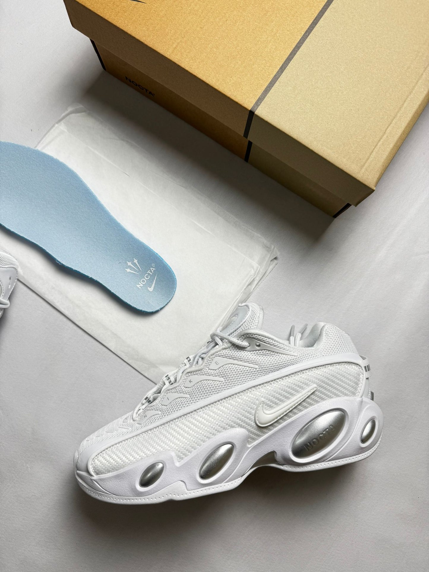 Nike nocta glide blancas y plateadas