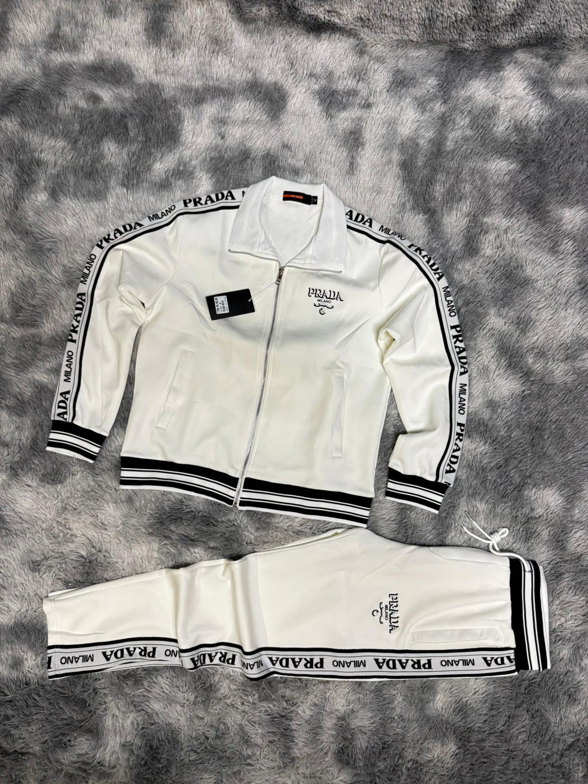 Chandal Prada blanca logo negro detalles laterales