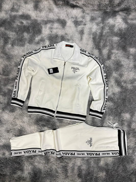 Chandal Prada blanca logo negro detalles laterales