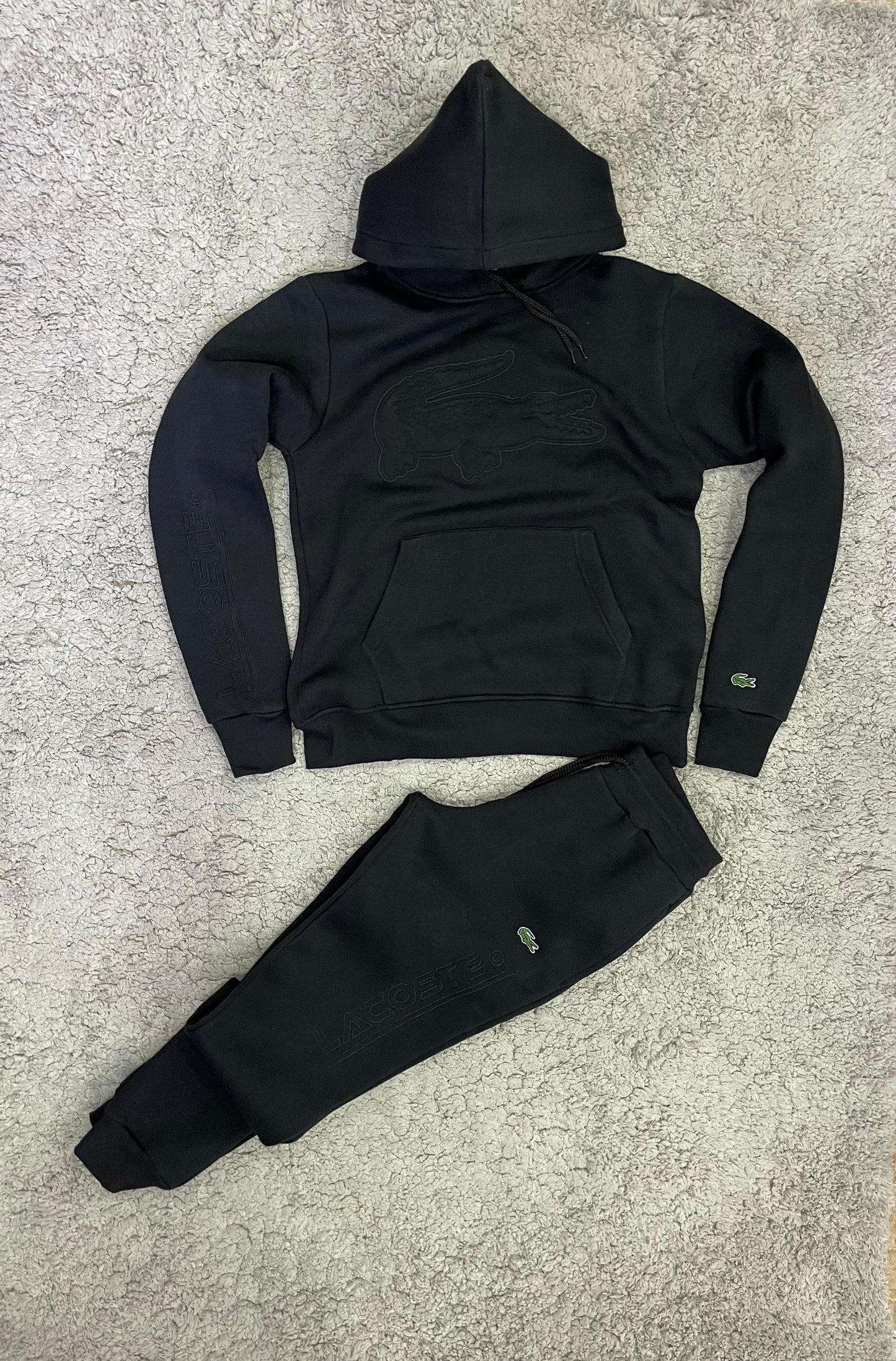 Chandal Lacoste negro cocodrilo grande en pecho