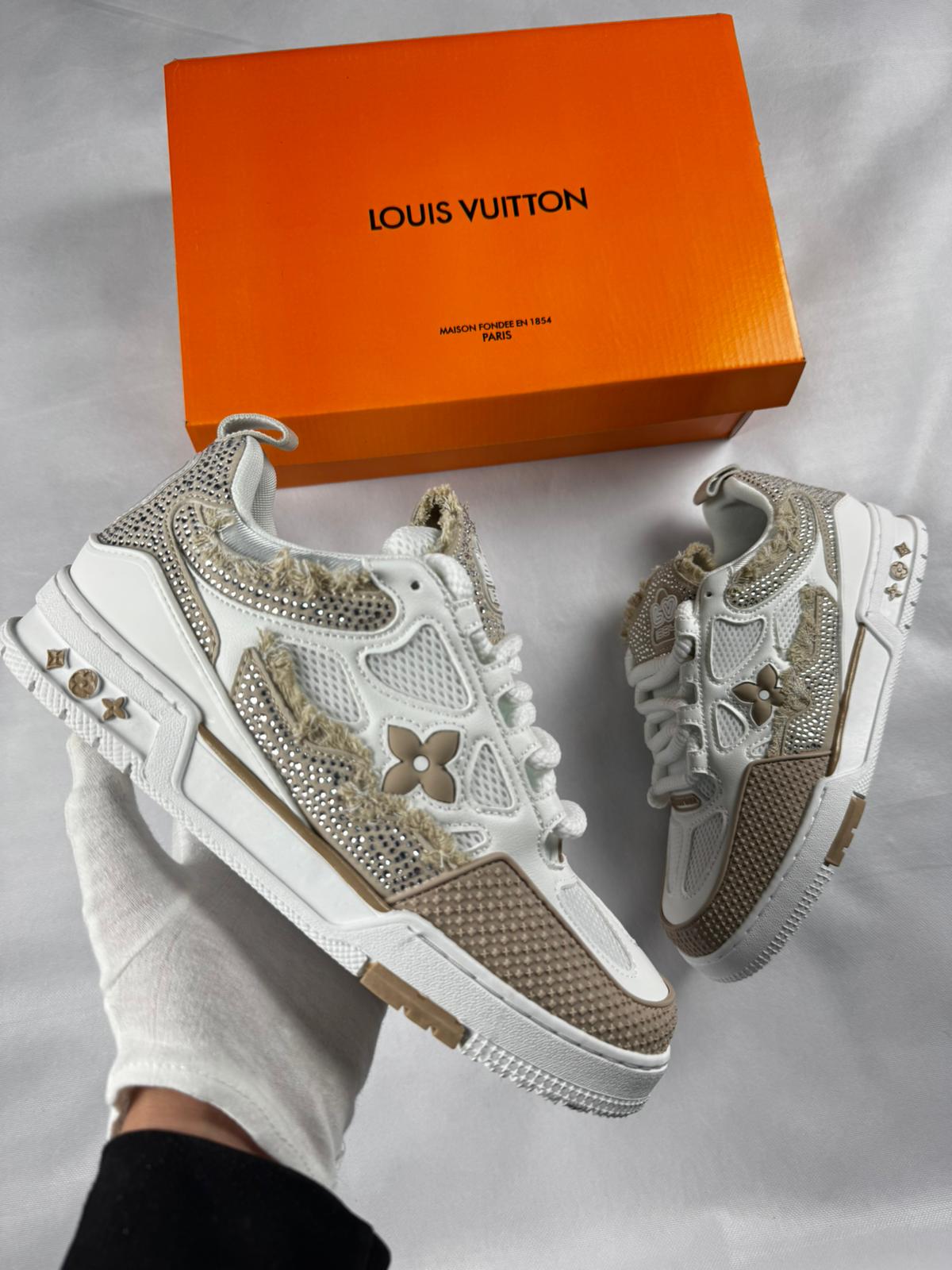 LV skate blancas y beige piedras brillantes